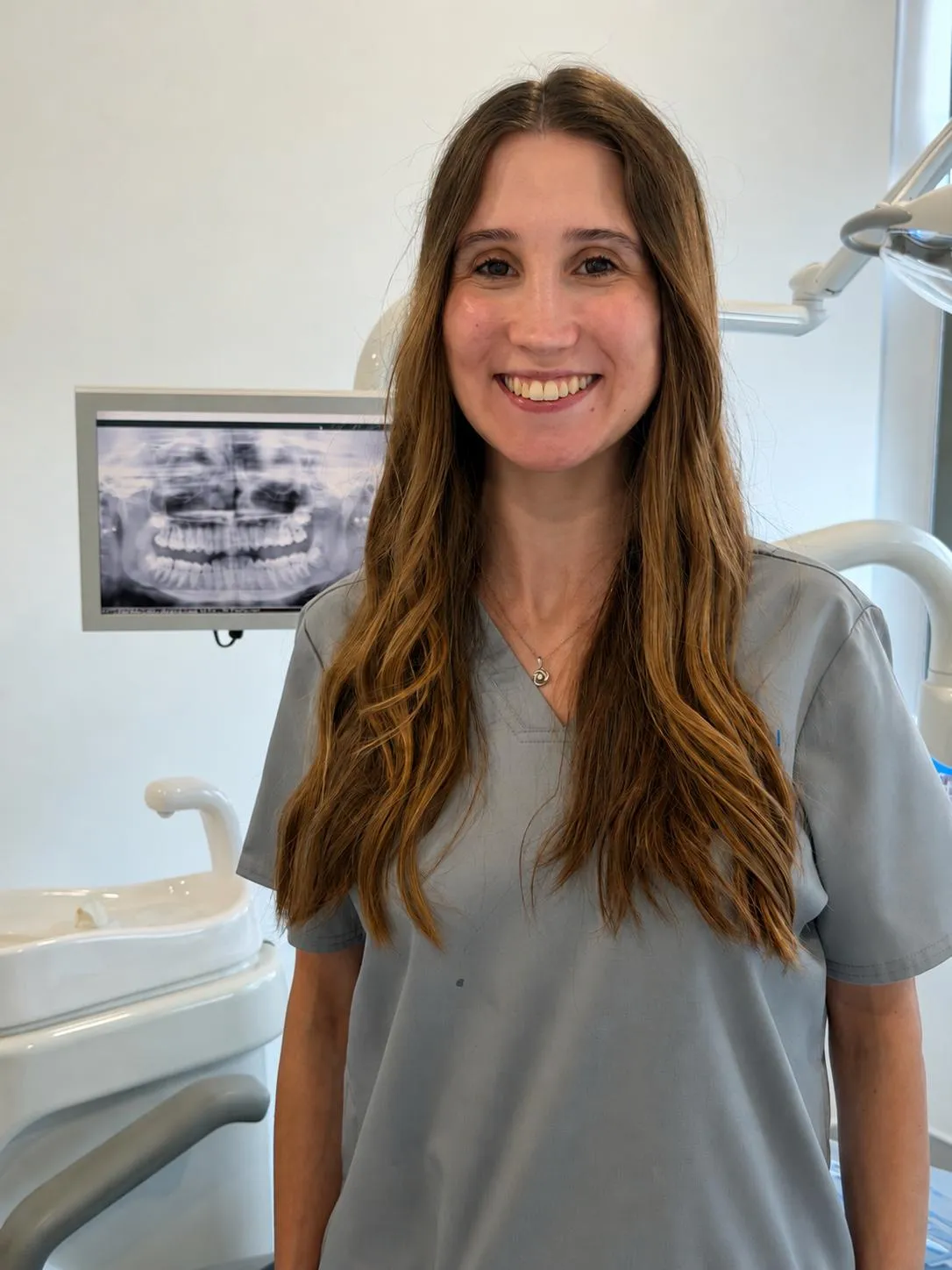 Retrato da Dra. Ana Meireles, médica dentista e endodontista da Dental Lixa